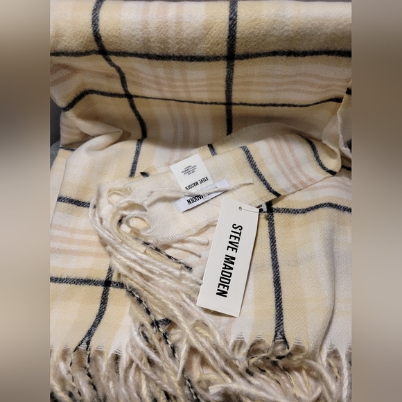 Steve Madden Accessories - NWT Steve Madden Plaid Scarf